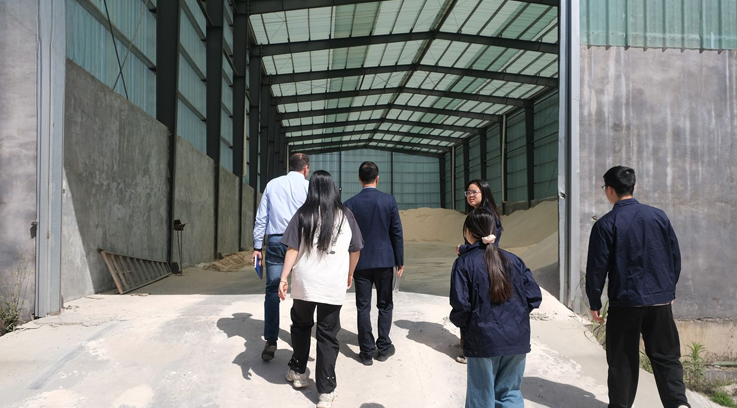 Brazilian customers visit SOLARIS Electrical for inspection and deepening international cooperation and technical exchangesFigure 2
