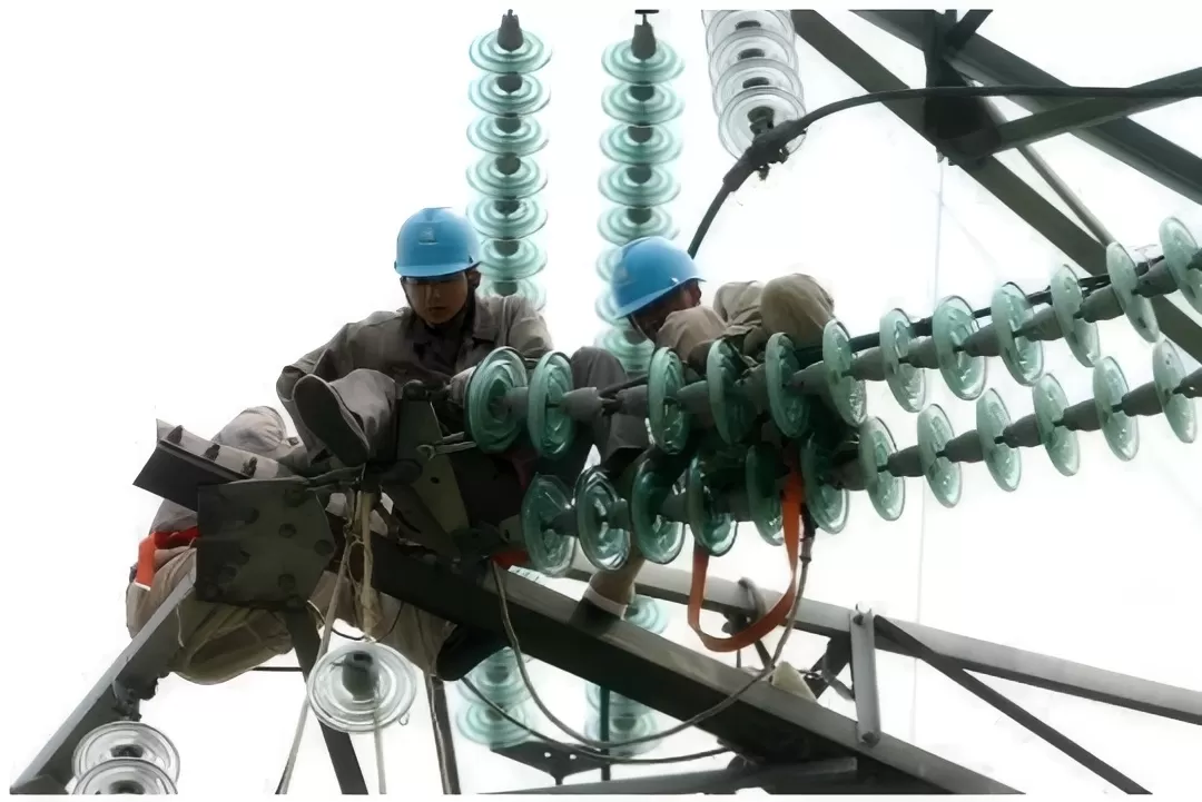 insulator-testing-on-the-pole.png